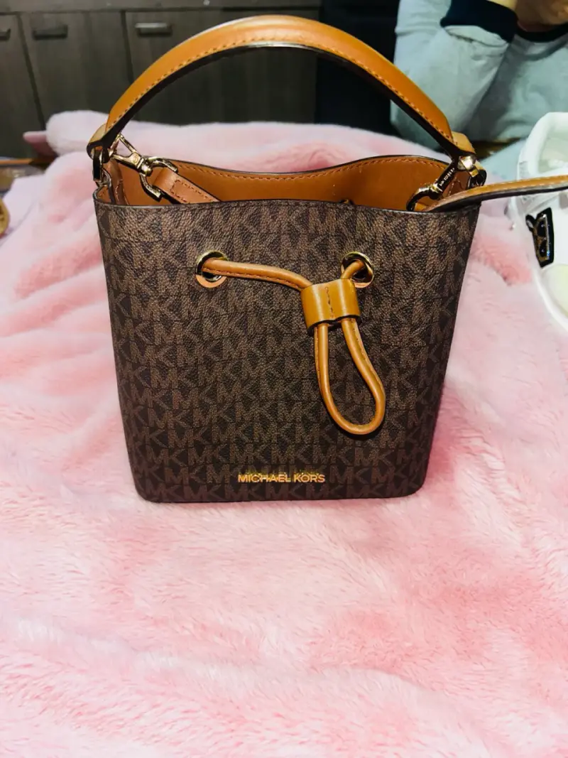 Bolso Michael Kors marrón con logo