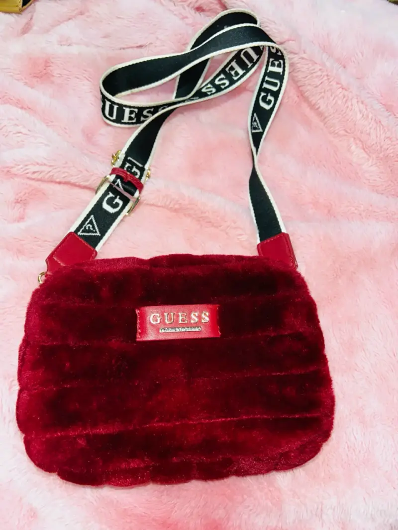 Bolso Guess rojo de felpa con correa ajustable