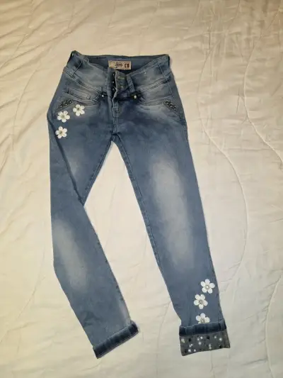 Jeans colombianos con flores bordadas talla 36 - miniatura 2