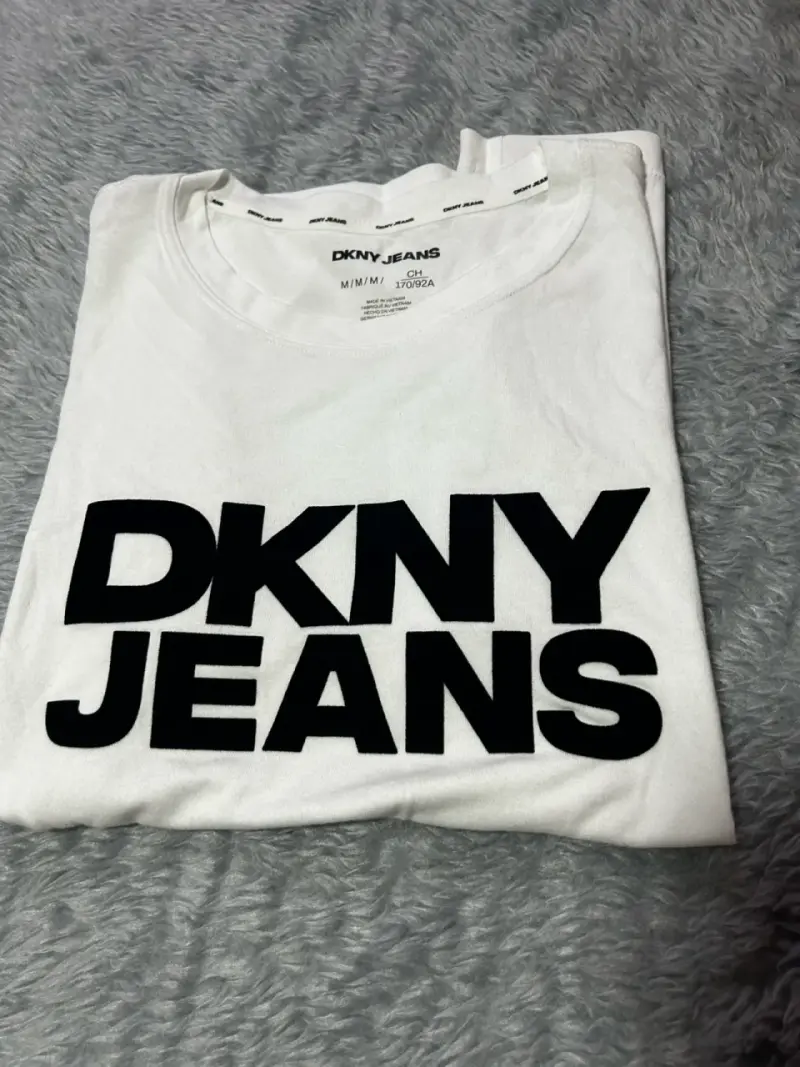 Polera blanca DKNY Jeans para mujer