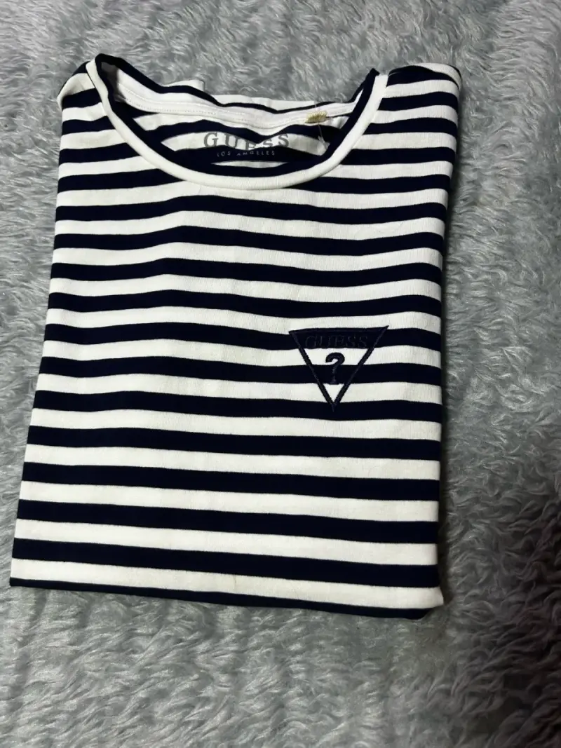 Polera a rayas Guess blanca y negra