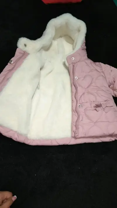 Chaqueta acolchada rosada para niña - miniatura 2