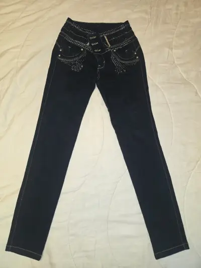 Jeans colombianos con detalles brillantes - miniatura 2