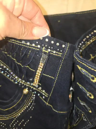Jeans colombianos con detalles brillantes - miniatura 3