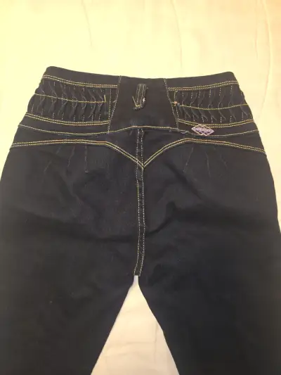 Jeans colombianos con detalles brillantes - miniatura 4