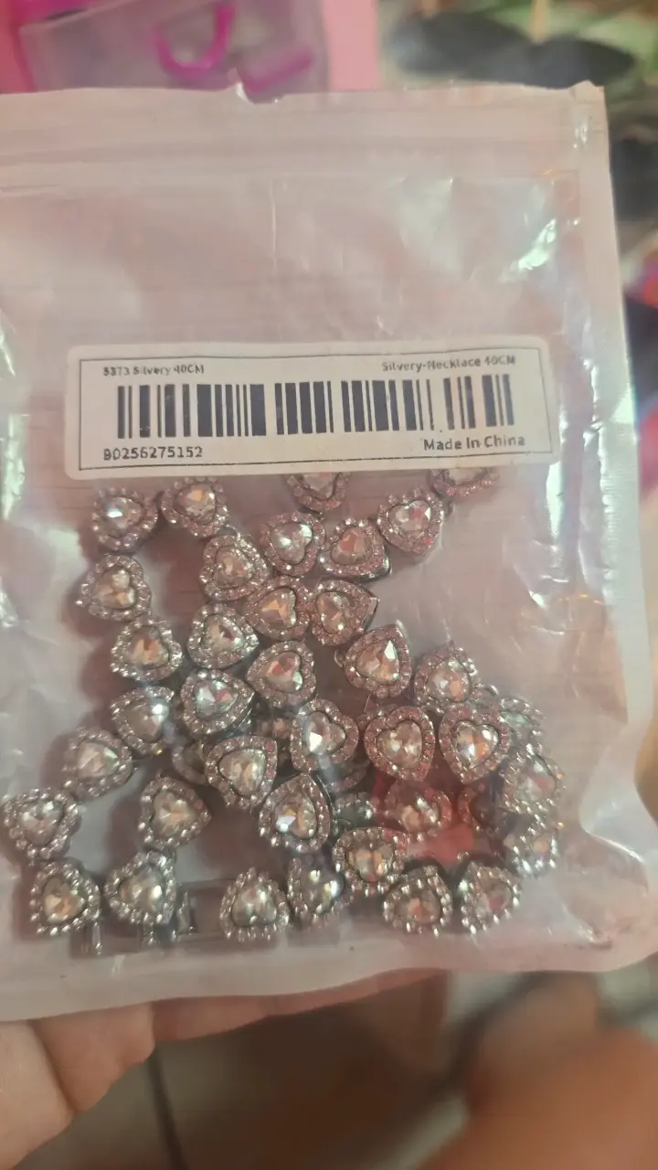 Collar plateado con dijes de corazón - 1