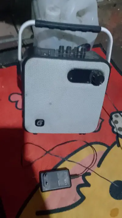 Altavoz portátil con asa y cargador - miniatura 1
