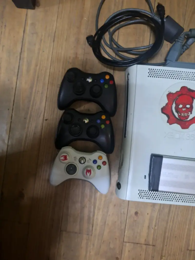 Consola Xbox 360 con rgh y 3 controles - 2