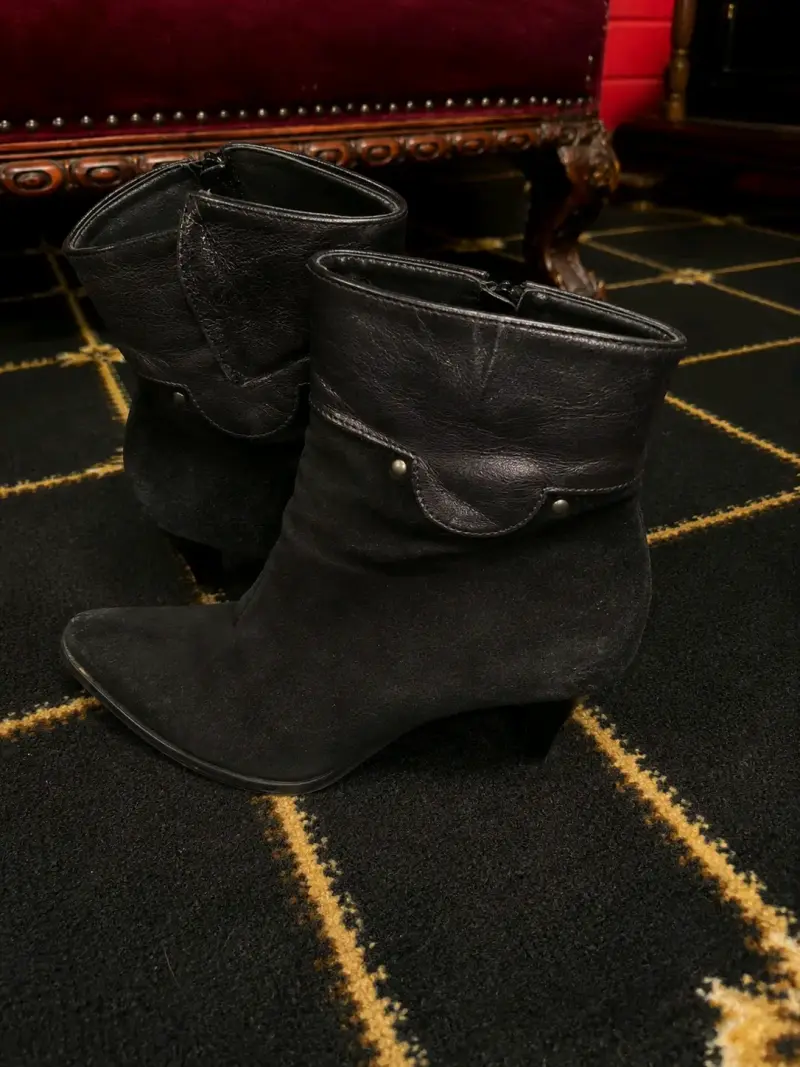 Botines de cuero negro con tacón bajo