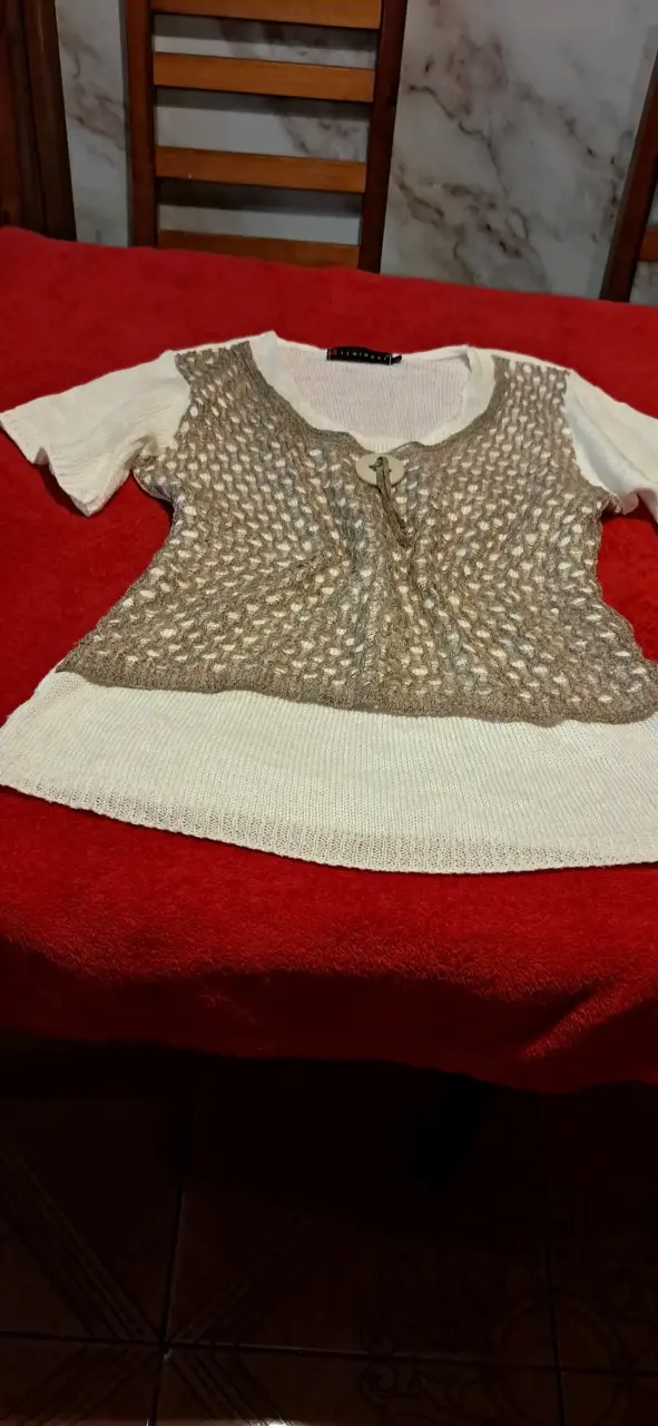 Polera tejida beige con detalle frontal - 1