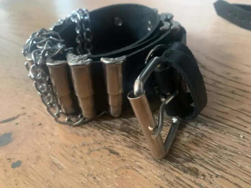 Cinturón de cuero con balas y cadenas
