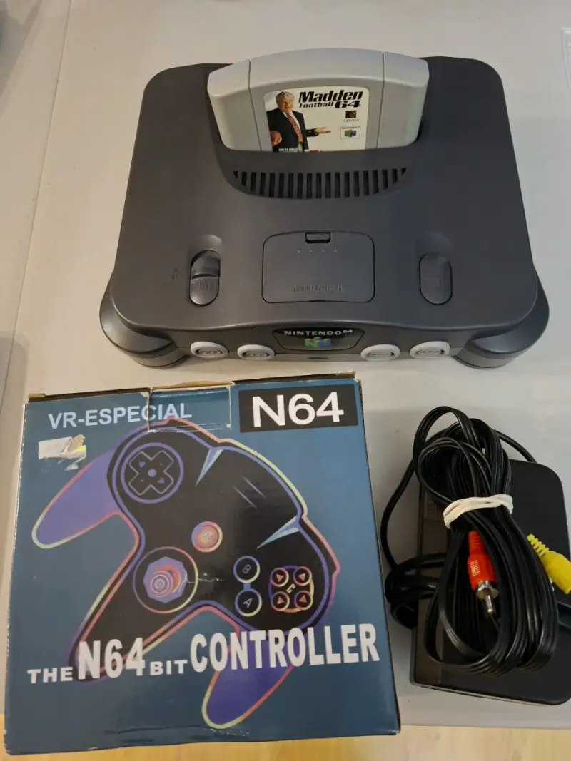 Nintendo 64 (N64) con control y juego - 2