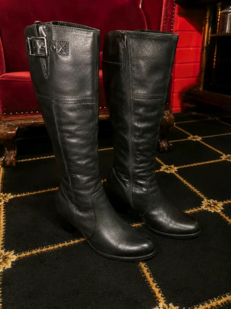 Botas largas de cuero negro con hebilla