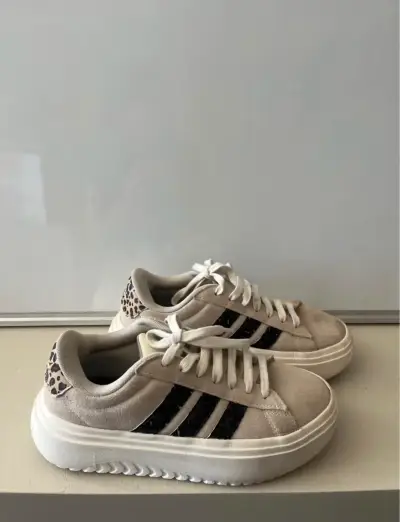 Zapatillas deportivas beige con estampado animal - miniatura 1