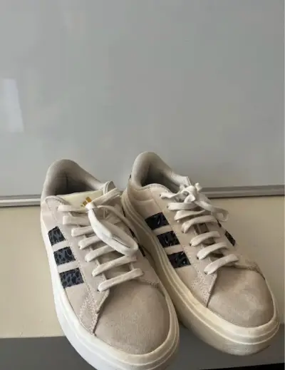 Zapatillas deportivas beige con estampado animal - miniatura 2