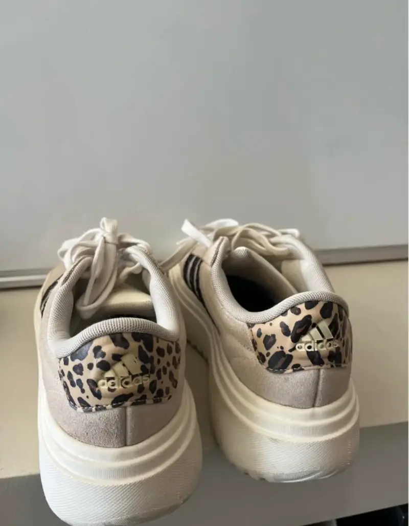 Zapatillas deportivas beige con estampado animal - 3
