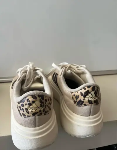 Zapatillas deportivas beige con estampado animal - miniatura 3