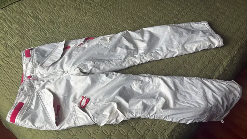 Pantalones de nieve blancos con detalles rosados - 2