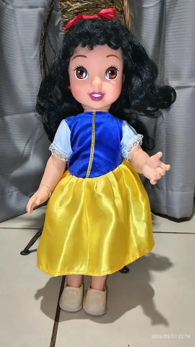 Muñeca de Blancanieves con vestido clásico - miniatura 1