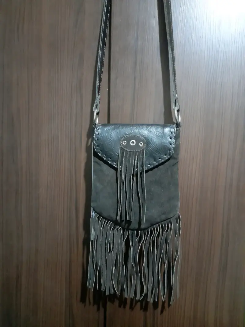 Bolso de cuero con flecos estilo bohemio