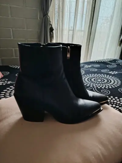 Botines de cuero negro con tacón alto - miniatura 1