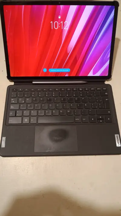 Tablet Lenovo con teclado desmontable - miniatura 1