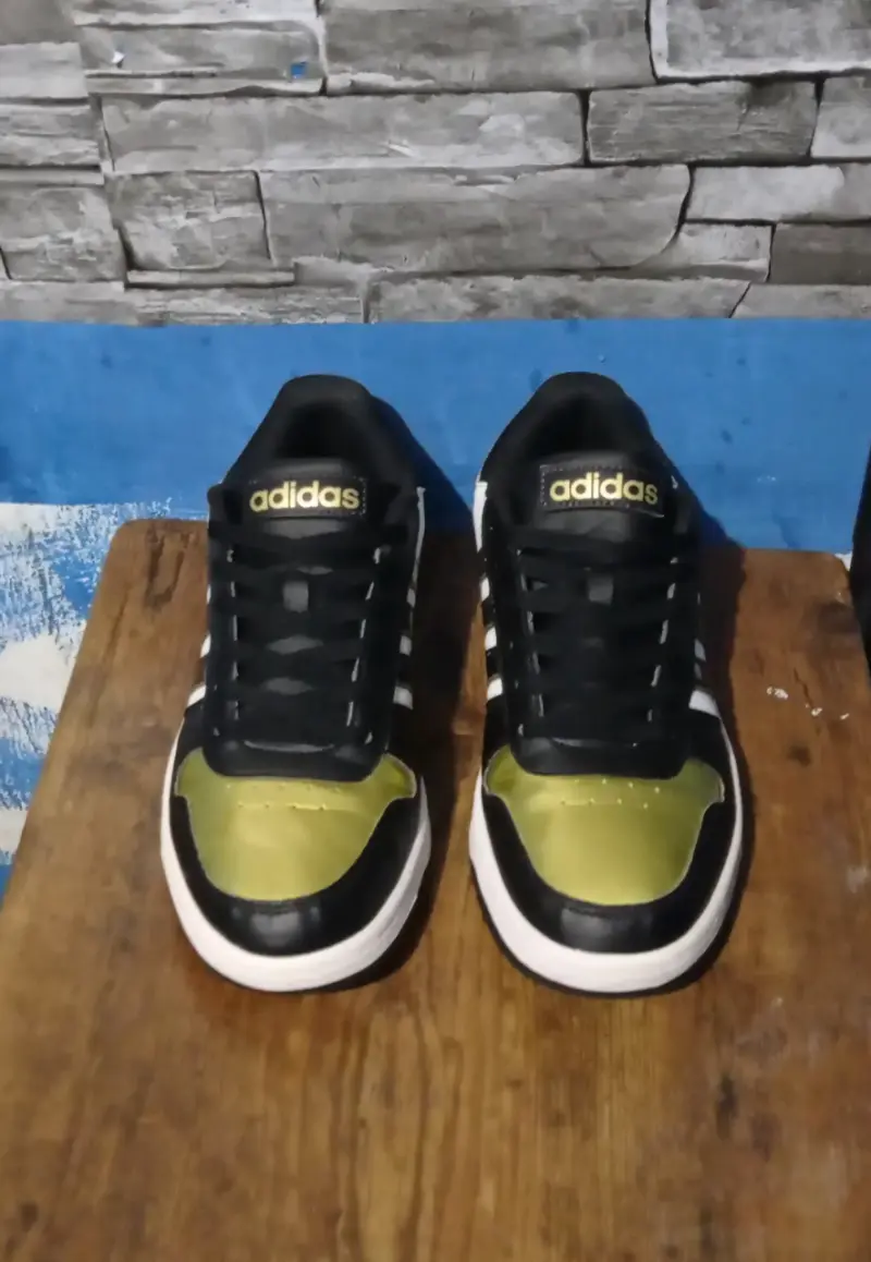 Zapatillas Adidas negras y doradas - 1
