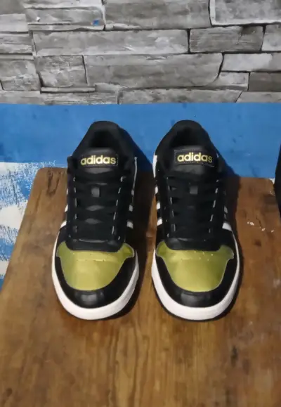 Zapatillas Adidas negras y doradas - miniatura 1