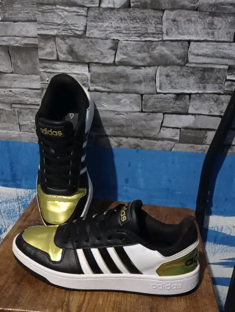 Zapatillas Adidas negras y doradas - 2