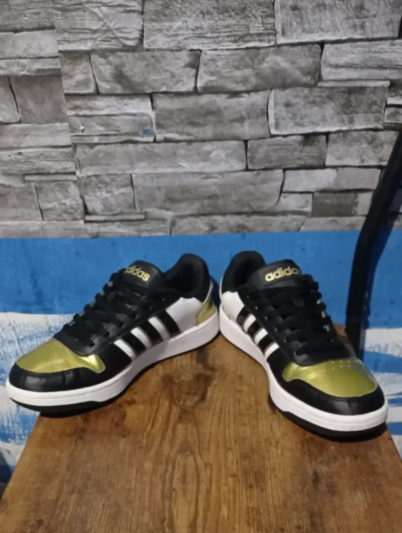 Zapatillas Adidas negras y doradas - 3
