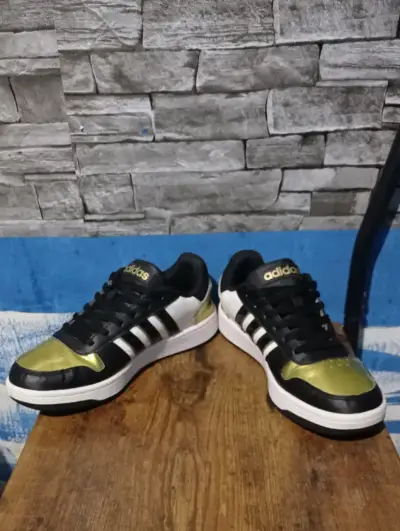 Zapatillas Adidas negras y doradas - miniatura 3