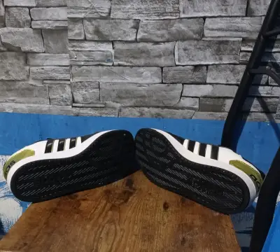 Zapatillas Adidas negras y doradas - miniatura 4