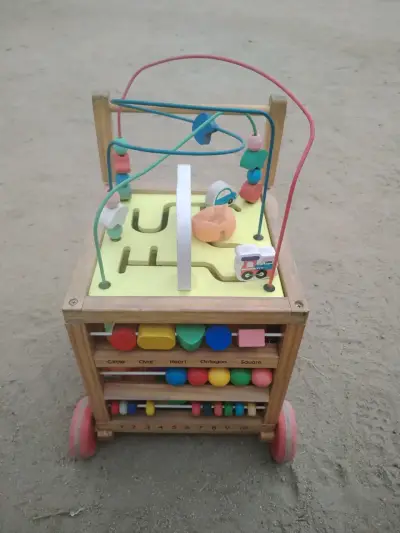 Andador de madera con actividades para niños - miniatura 2