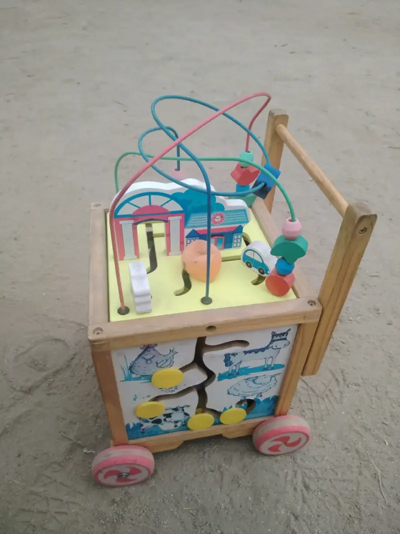 Andador de madera con actividades para niños - 3