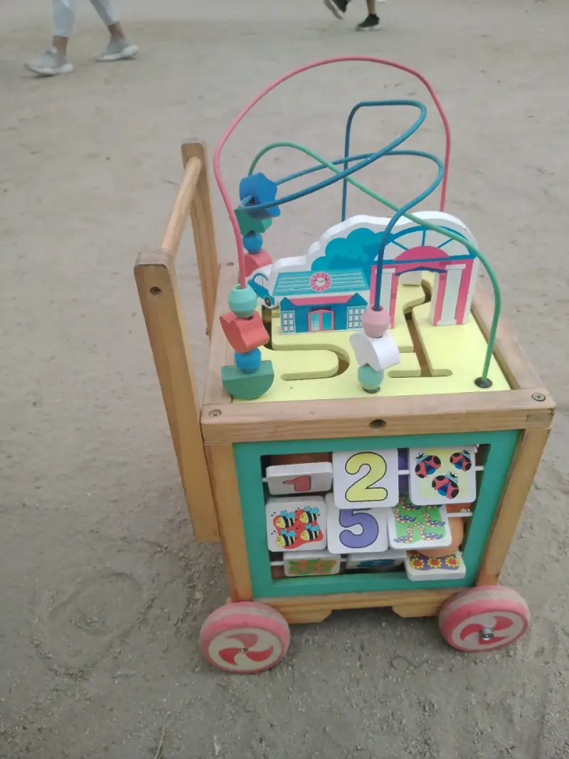 Andador de madera con actividades para niños - 5