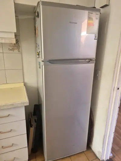 Refrigerador Hisense de dos puertas en buen estado - miniatura 1