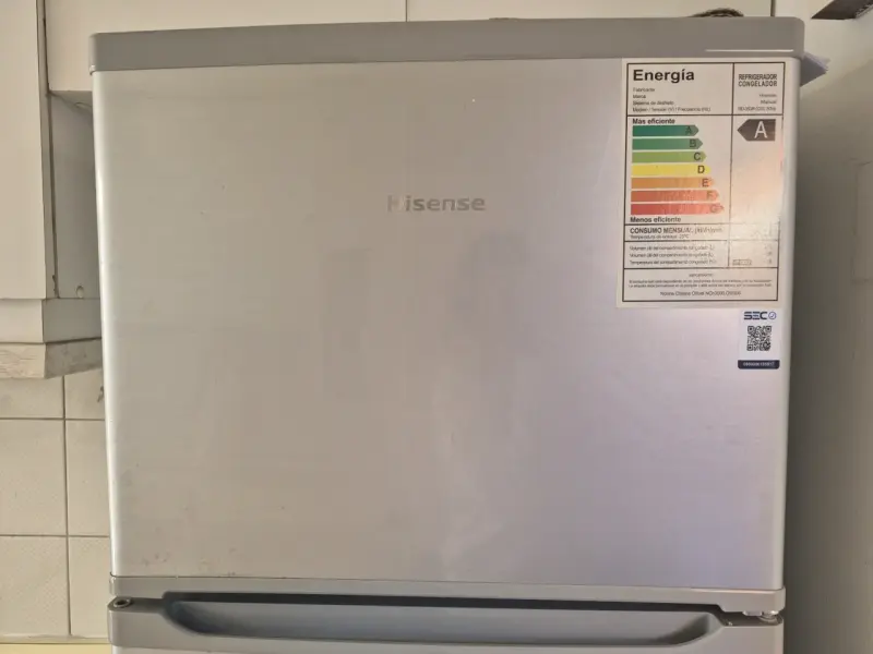 Refrigerador Hisense de dos puertas en buen estado - 2