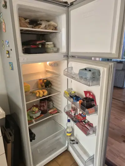 Refrigerador Hisense de dos puertas en buen estado - miniatura 3