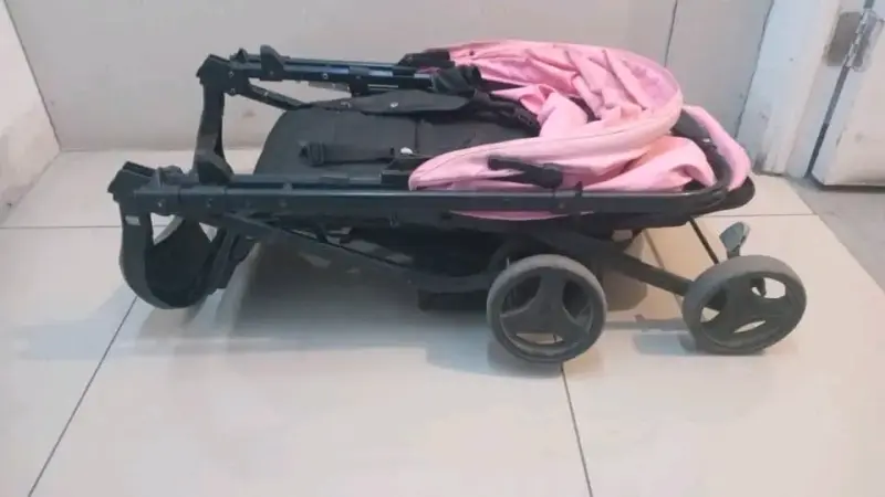 Coche de bebé Bebesit rosa con toldo - 4