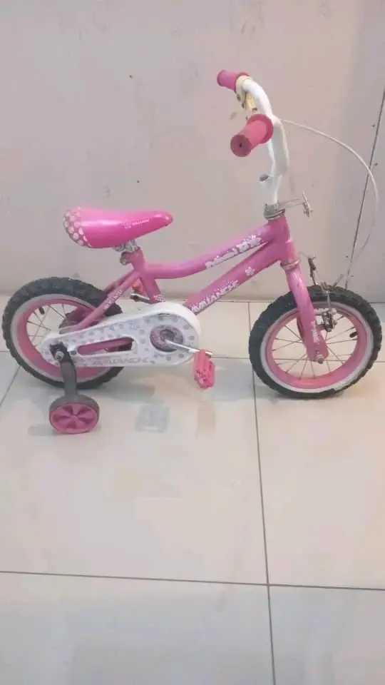 Bicicleta infantil rosada con ruedas de apoyo - 1