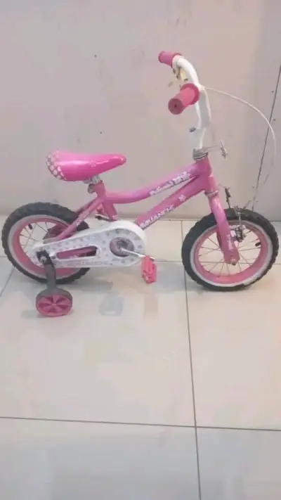 Bicicleta infantil rosada con ruedas de apoyo - miniatura 1