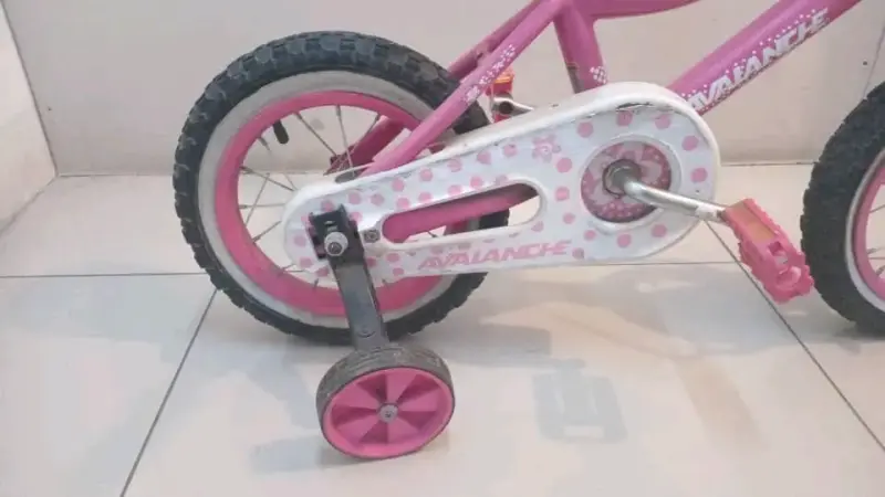 Bicicleta infantil rosada con ruedas de apoyo - 2