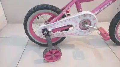 Bicicleta infantil rosada con ruedas de apoyo - miniatura 2