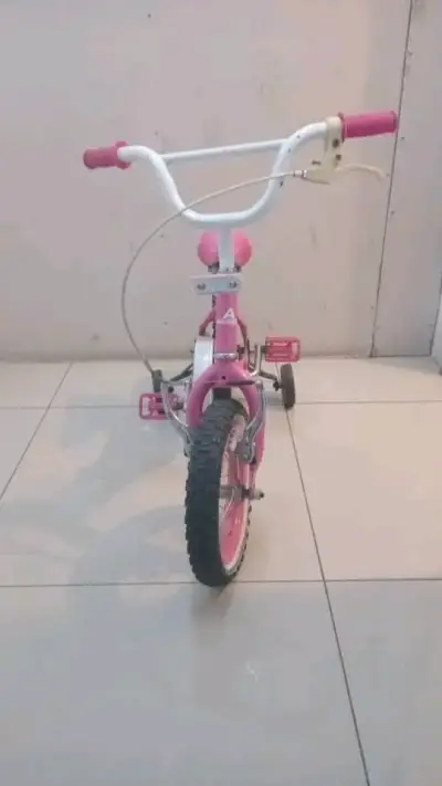 Bicicleta infantil rosada con ruedas de apoyo - miniatura 3