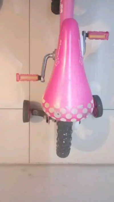 Bicicleta infantil rosada con ruedas de apoyo - miniatura 4