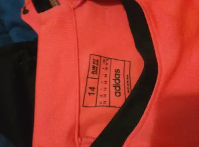 Polera deportiva rosa con logo de club - miniatura 2