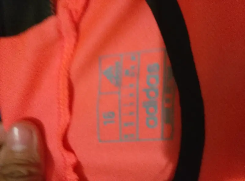 Polera deportiva rosa con logo de club - 3