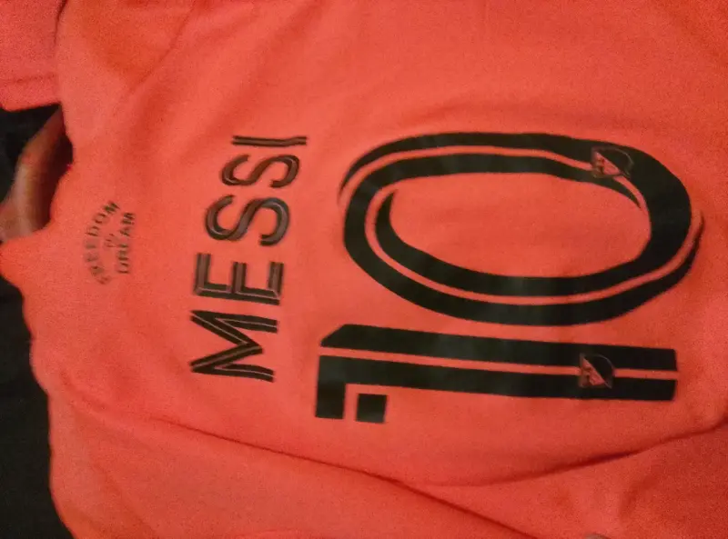 Polera deportiva rosa con logo de club - 4
