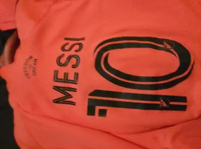 Polera deportiva rosa con logo de club - miniatura 4