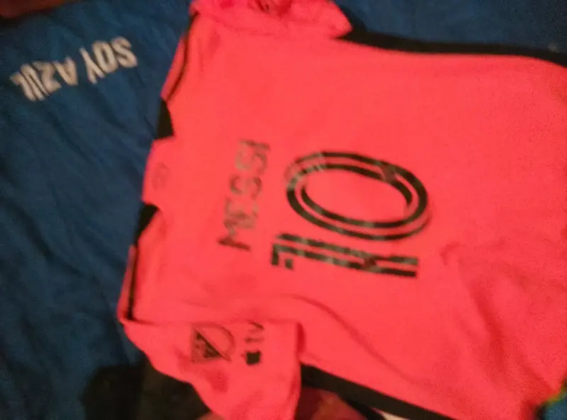 Polera deportiva rosa con logo de club - 5